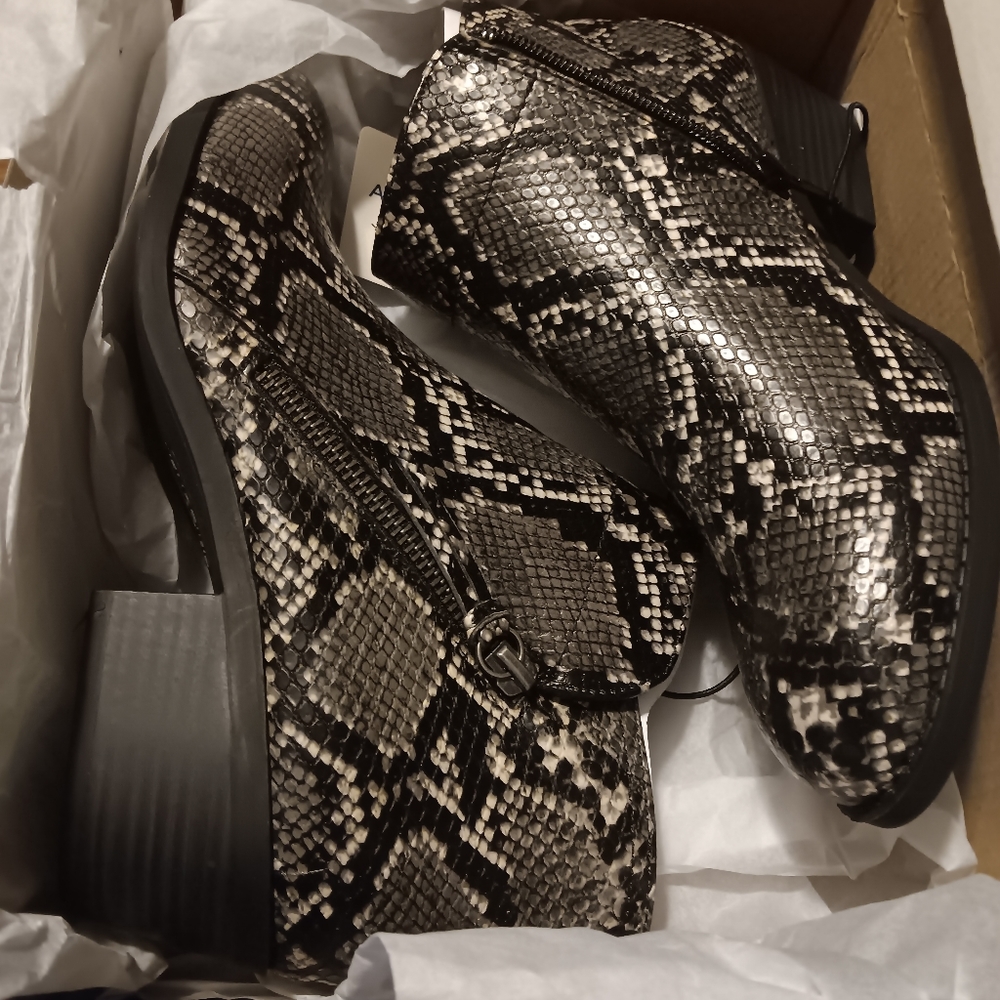 Arizona Jean Co ankle boots